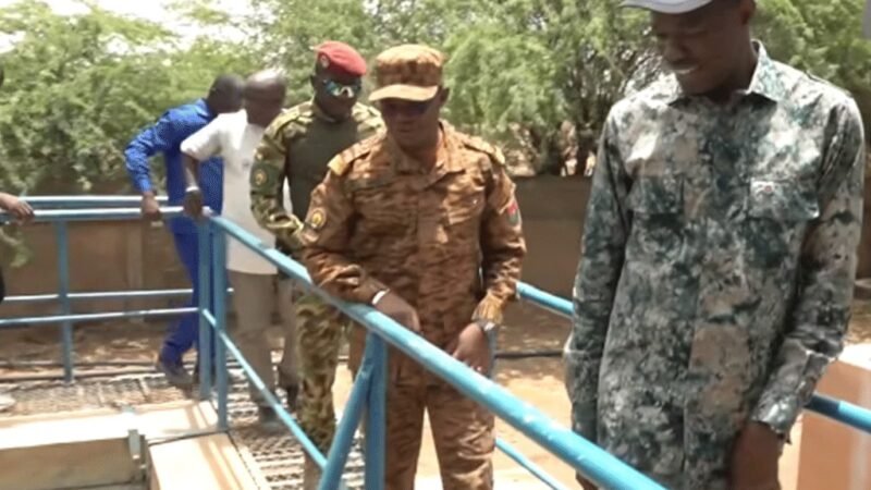 Burkina Faso : Le Capitaine Ibrahim Traoré, l’homme d’actes qui réveille l’âme et rassasie le peuple
