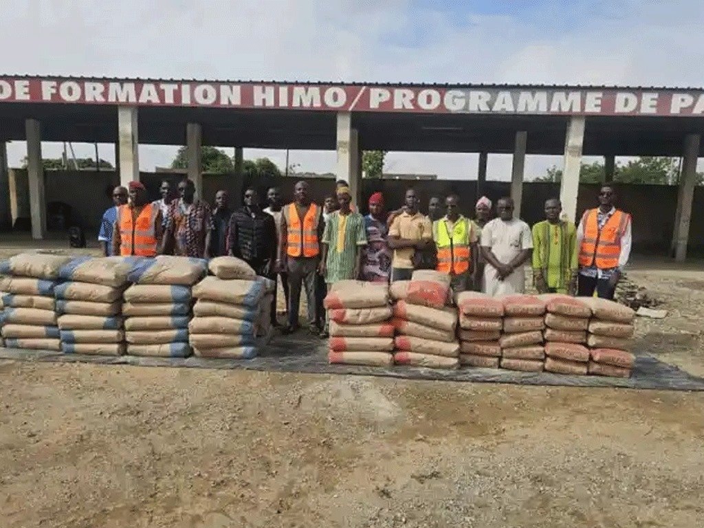 Burkina Faso : 4,5 tonnes de ciment offertes par les jeunes panafricanistes de Tenkodogo pour appuyer l’initiative « Faso Mêbo »